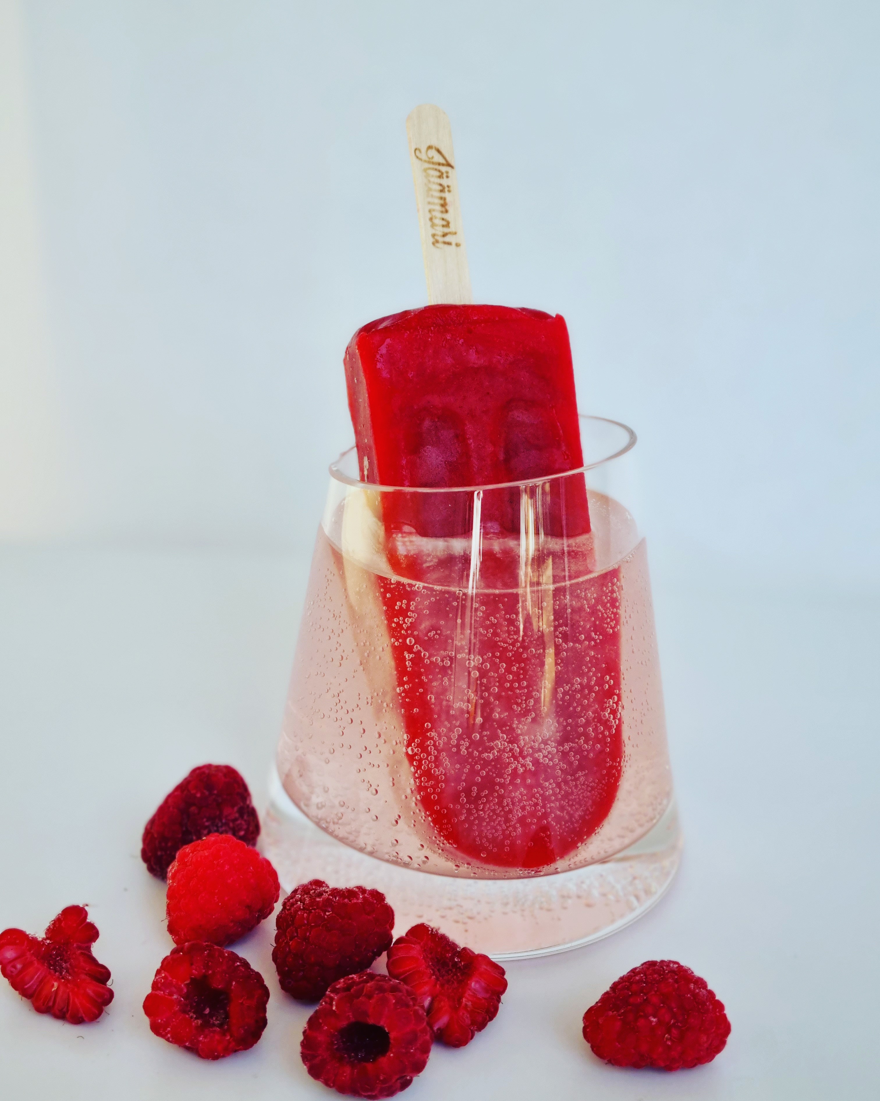 Gin-tonic raspberry popsicle